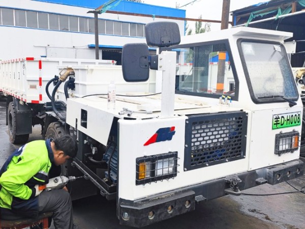 礦用無(wú)軌膠輪車(chē)水基自動(dòng)滅火裝置順利按照完成，念海消防助力內(nèi)蒙智能煤炭礦業(yè)安全生產(chǎn)