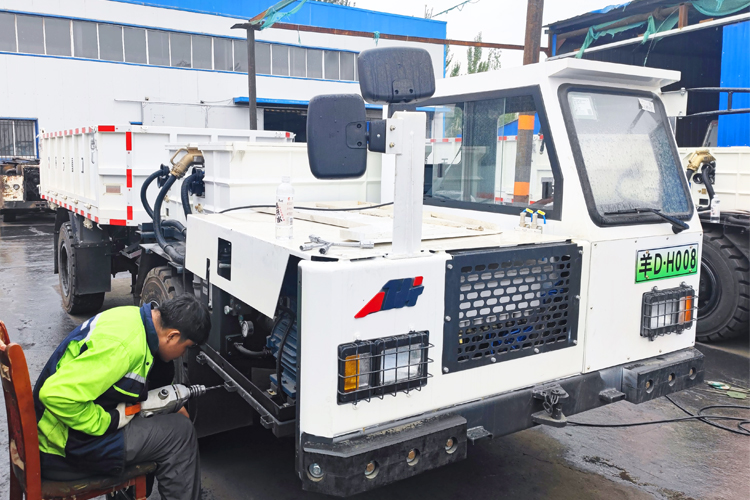 礦用無(wú)軌膠輪車(chē)水基自動(dòng)滅火裝置